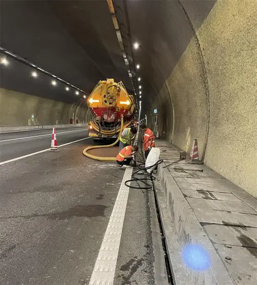 魏都隧道排水渠清淤